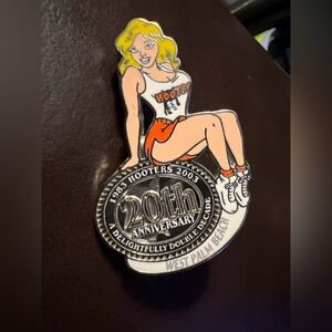 HOOTERS RESTAURANT 20th ANNIVERSARY BLONDE GIRL WEST PALM BEACH LAPEL BADGE PIN